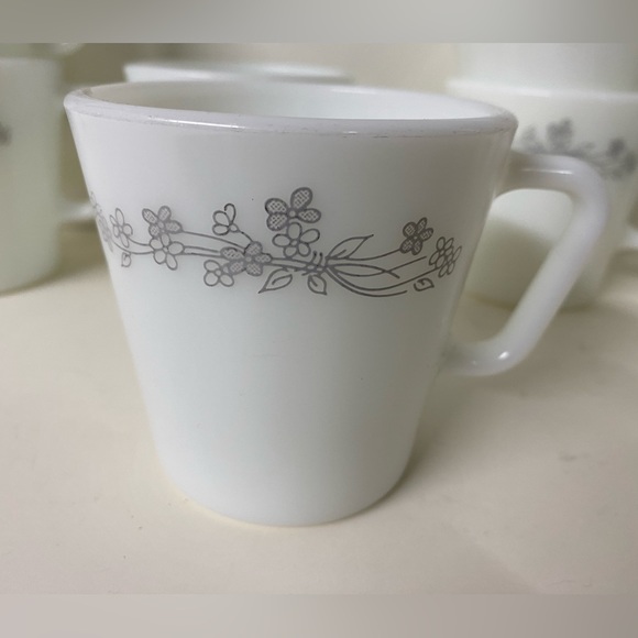 Second Set of 6 vintage Pyrex “Ribbon Bouquet” D-handled coffee mugs - Picture 3 of 6